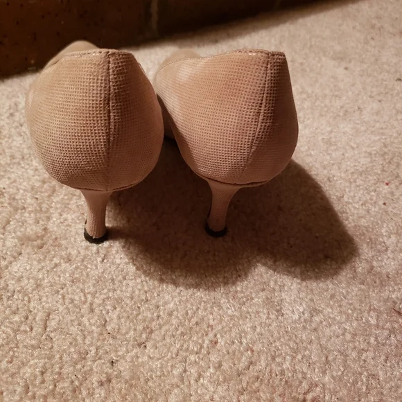 Ron white pumps - Picture 3 of 4